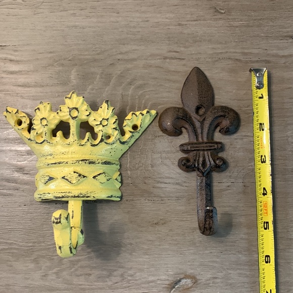 Pair of New Orleans Mardi Gras Spirit Crown & Fleur de Lis Hanging Hooks - Picture 7 of 13
